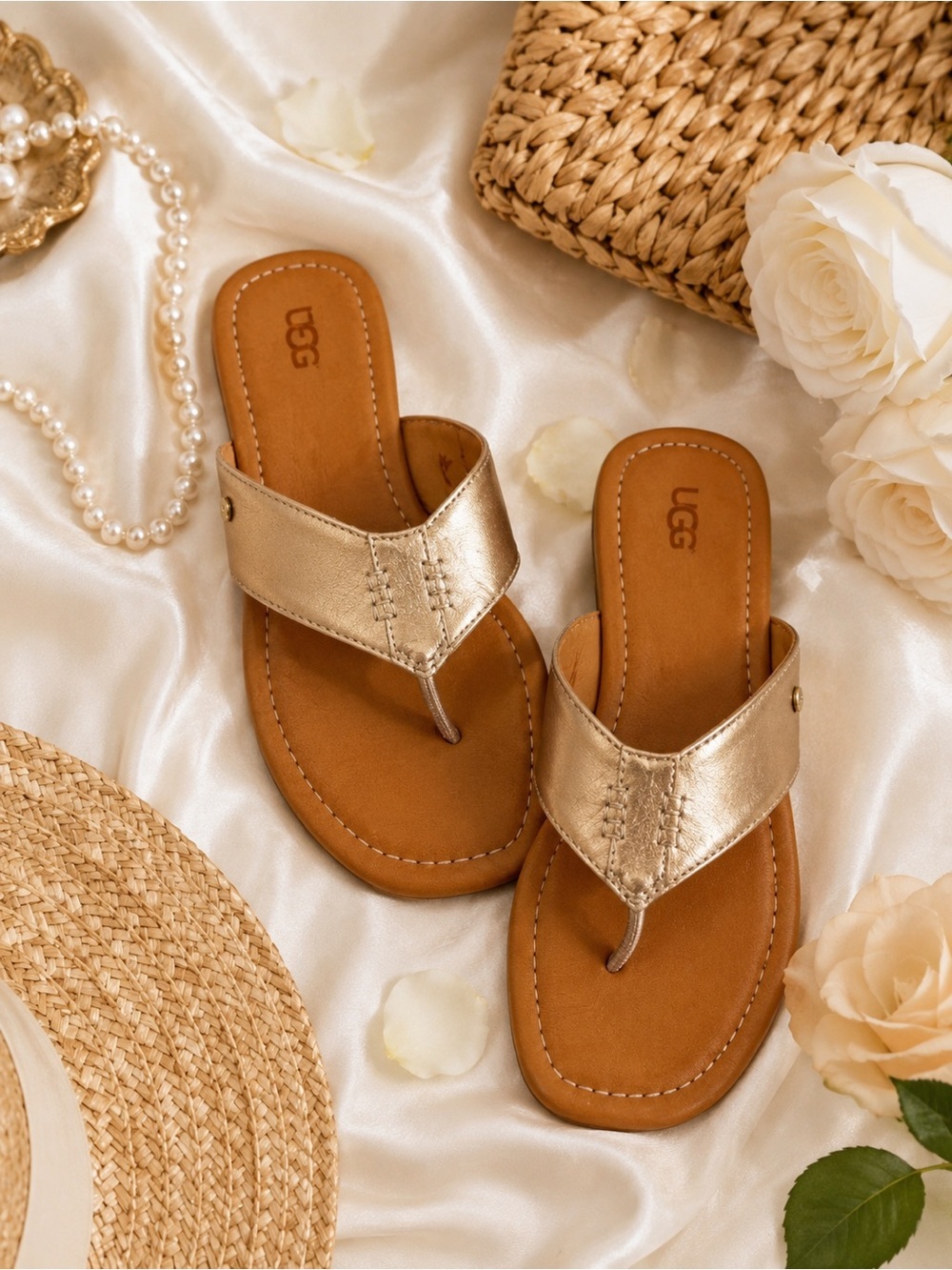 NIB UGG Women’s Carey Leather Flip Sandals in Gold Metallic Leather Size 7